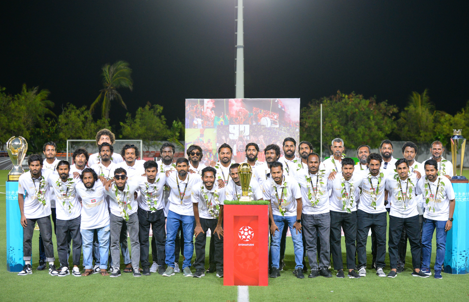 ނައިންޓީ ޕްލަސް ގޯލްޑް ކަޕް ކާމިޔާބުކުރި ބ. އޭދަފުށި ފުޓްބޯޅަ ޓީމަށް މަރުހަބާ ކިޔުމުގެ ގޮތުން އެ ރަށުގެ ފުޓްބޯޅަ ސްޓޭޑިއަމްގައި ކުރިއަށް ގެންދިޔަ އުފާފާޅުކުރުމުގެ ހަރަކާތްތަކުގެތެރެއިން.--- ފޮޓޯ: އަހުމަދު ޔާނިއު