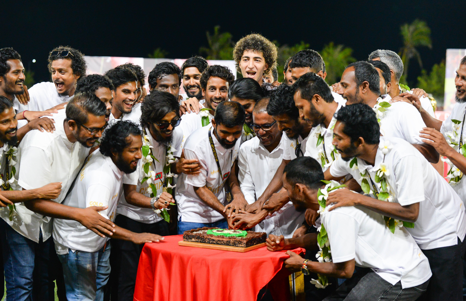 ނައިންޓީ ޕްލަސް ގޯލްޑް ކަޕް ކާމިޔާބުކުރި ބ. އޭދަފުށި ފުޓްބޯޅަ ޓީމަށް މަރުހަބާ ކިޔުމުގެ ގޮތުން އެ ރަށުގެ ފުޓްބޯޅަ ސްޓޭޑިއަމްގައި ކުރިއަށް ގެންދިޔަ އުފާފާޅުކުރުމުގެ ހަރަކާތްތަކުގެތެރެއިން.--- ފޮޓޯ: އަހުމަދު ޔާނިއު