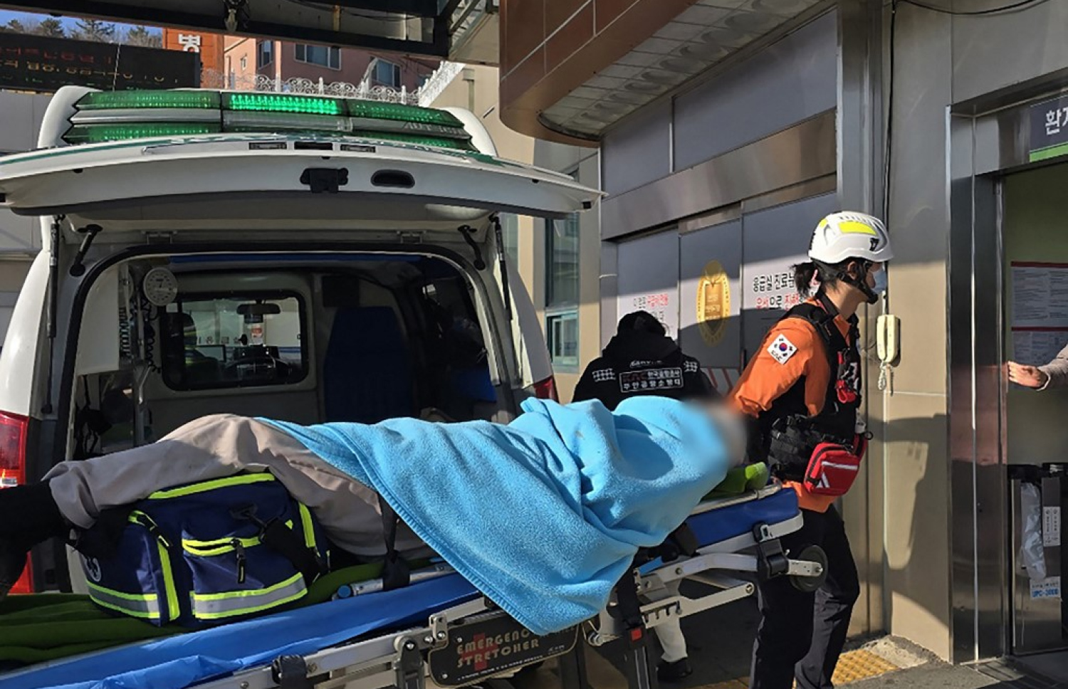 ދެކުނު ކޮރެއާގެ ޖެޖޫ އެއާލައިންގެ މަތިންދާބޯޓު ވެއްޓުނު ހާދިސާއަށް ފަހު މީހުންގެ ހަށިތައް ނަގައިގެން ގެންދަނީ. -- ފޮޓޯ: އޭއެފްޕީ