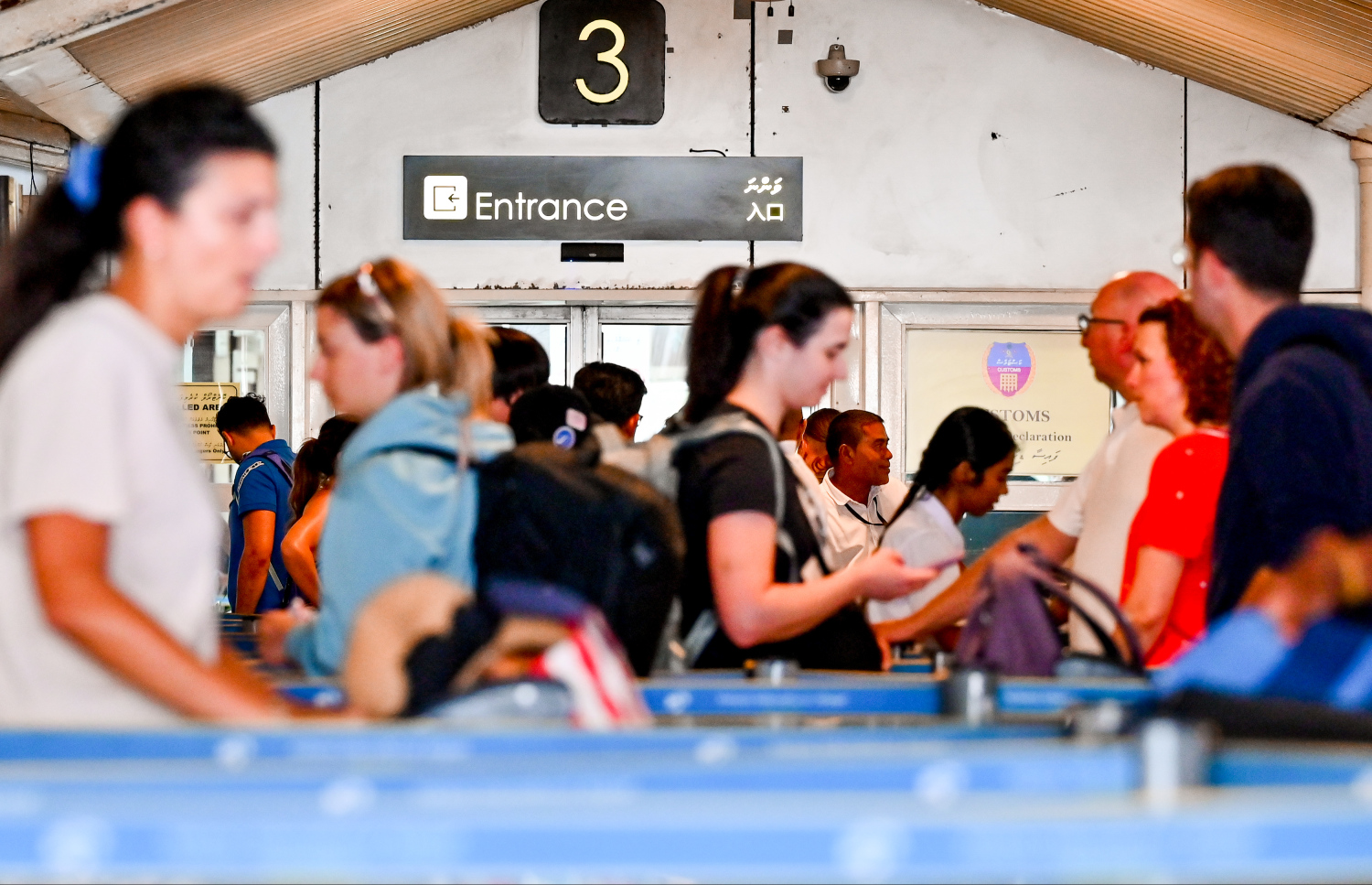 ވެލާނާ އެއާޕޯޓުގެ އިންޓަނޭޝަނަލް ޓާމިނަލުން ދަތުރުކުރާ މީހުން ކިޔޫގައި: މިއީ އެ އެއާޕޯޓުން މި އަހަރު އެންމެ ގިނަ މީހުން ދަތުރުކުރާ އެއް ދުވަސް.-- ފޮޓޯ: ނިޝާން އަލީ | މިހާރު