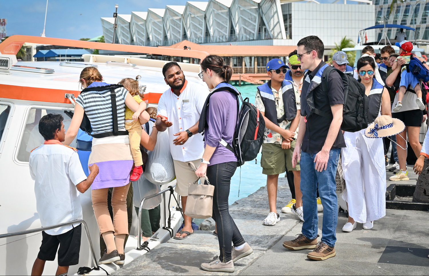 ޓޫރިސްޓުން ތަކެއް ވެލާނާ އިންޓަނޭޝަނަލް އެއާޕޯޓުން ރިސޯޓަކަށް ދާން ފުރަނީ -- ފޮޓޯ: މިހާރު