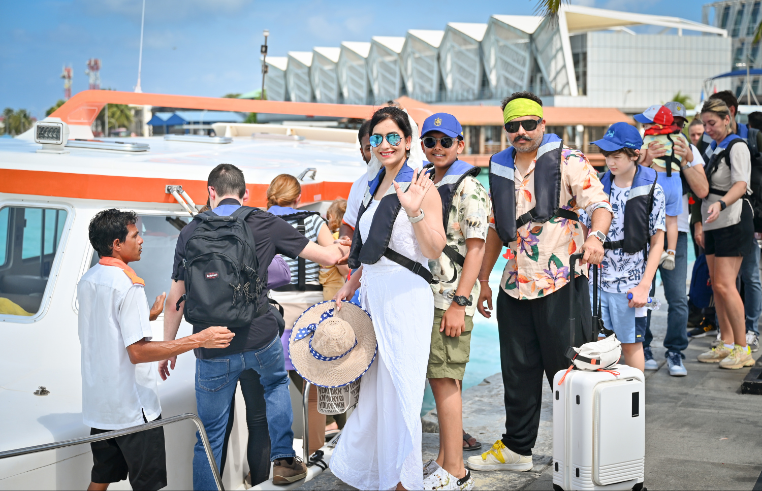 ވެލާނާ އެއާޕޯޓުގެ އިންޓަނޭޝަނަލް ޓާމިނަލުން ދަތުރުކުރާ ޓޫރިސްޓުން ލޯންޗަކަށް އަރަނީ.-- ފޮޓޯ: ނިޝާން އަލީ | މިހާރު