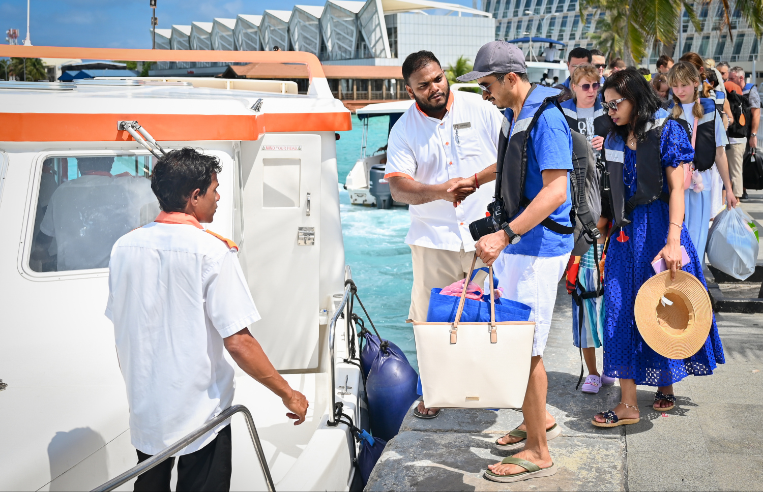 ވެލާނާ އެއާޕޯޓުގެ އިންޓަނޭޝަނަލް ޓާމިނަލުން ދަތުރުކުރާ ޓޫރިސްޓުން ލޯންޗަކަށް އަރަނީ: އާ އަހަރާ ދިމާކޮށް ރާއްޖެ އަންނަ ޓޫރިސްޓުންގެ އަދަދު އަންނަނީ އިތުރު ވަމުން.---ފޮޓޯ: ނިޝާން އަލީ| މިހާރު