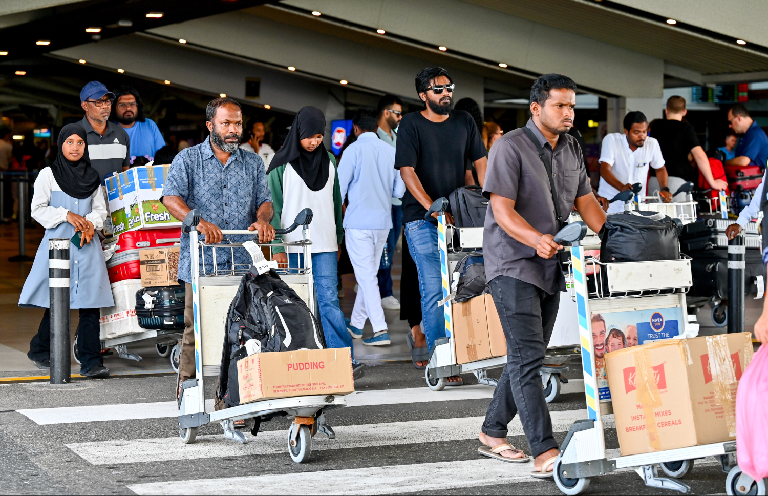 ވެލާނާ އިންޓަނޭޝަނަލް އެއާޕޯޓުން ދަތުރުކުރި ދިވެހިންތަކެއް ޓާމިނަލުން ނުކުންނަނީ.--- ފޮޓޯ: ނިޝާން އަލީ | މިހާރު