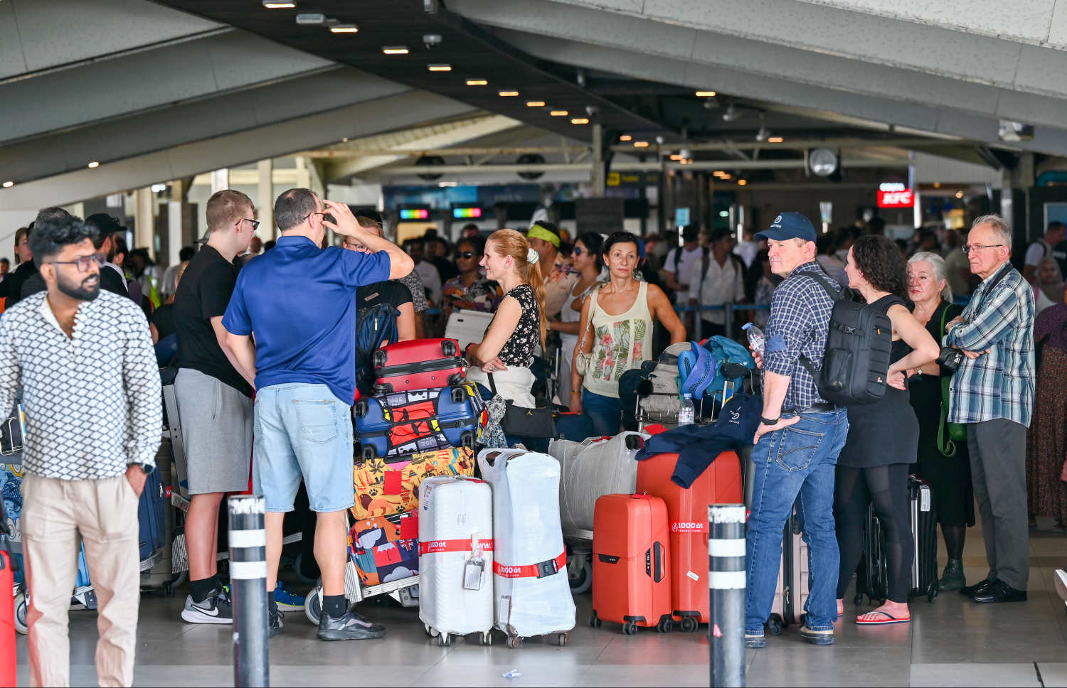 ވެލާނާ އިންޓަނޭޝަނަލް އެއާޕޯޓުން ދަތުރުކުރާ ޓޫރިސްޓުންތަކެއް ޓާމިނަލް ތެރޭ މަޑުކޮށްލައިގެން.-- ފޮޓޯ: ނިޝާން އަލީ | މިހާރު