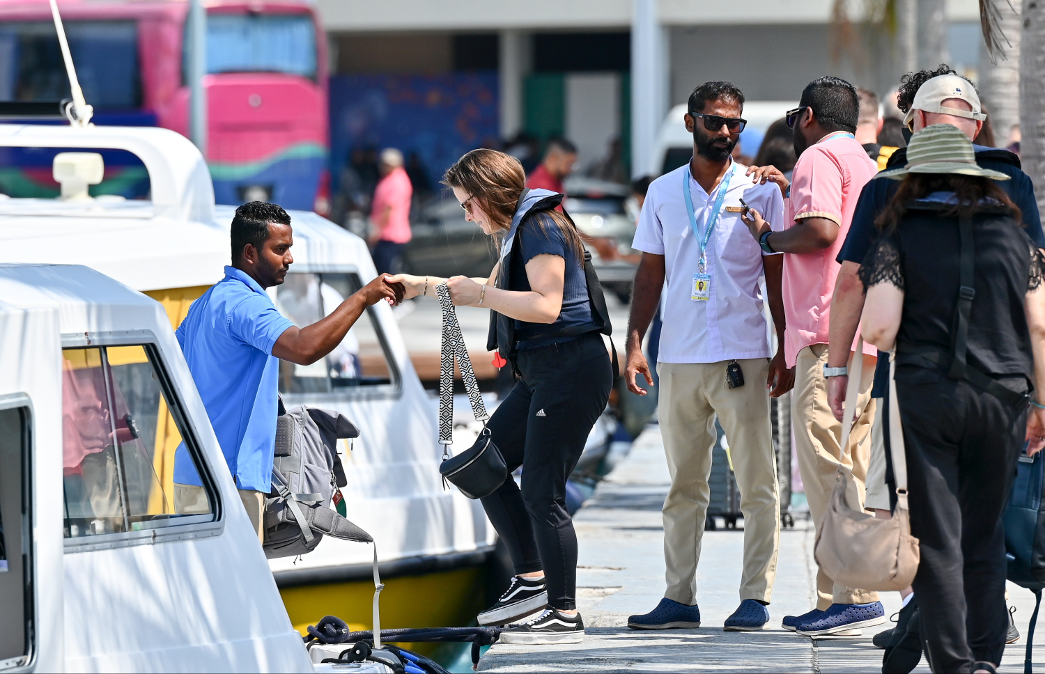 ޓޫރިސްޓުންތަކެއް ލޯންޗަށް އަރަނީ: މި އަހަރު ރާއްޖެ އަށް ޓޫރިސްޓުން ގެންނަން ކަނޑައަޅާފައިވާ ޓާގެޓު ހާސިލުވާނެ ކަމަށް ނުބެލެވޭ -- ފޮޓޯ: މިހާރު