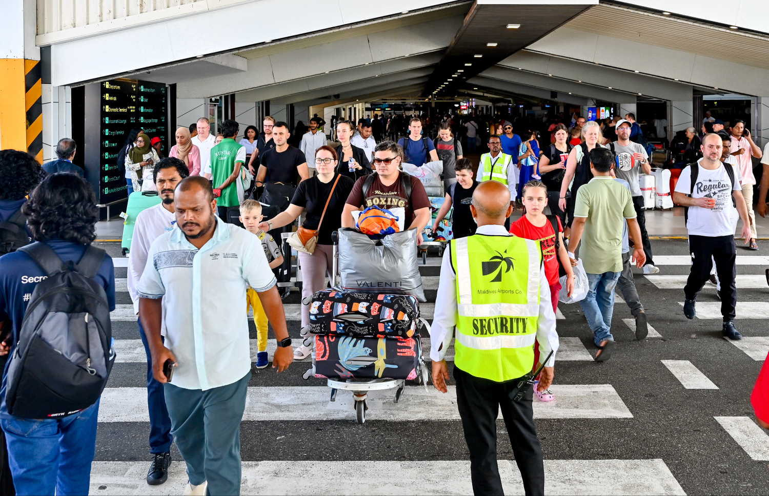 ވެލާނާ އިންޓަނޭޝަނަލް އެއާޕޯޓުން ދަތުރުކުރާ ޓޫރިސްޓުންތަކެއް ޓާމިނަލުން ނުކުންނަނީ.-- ފޮޓޯ: ނިޝާން އަލީ | މިހާރު