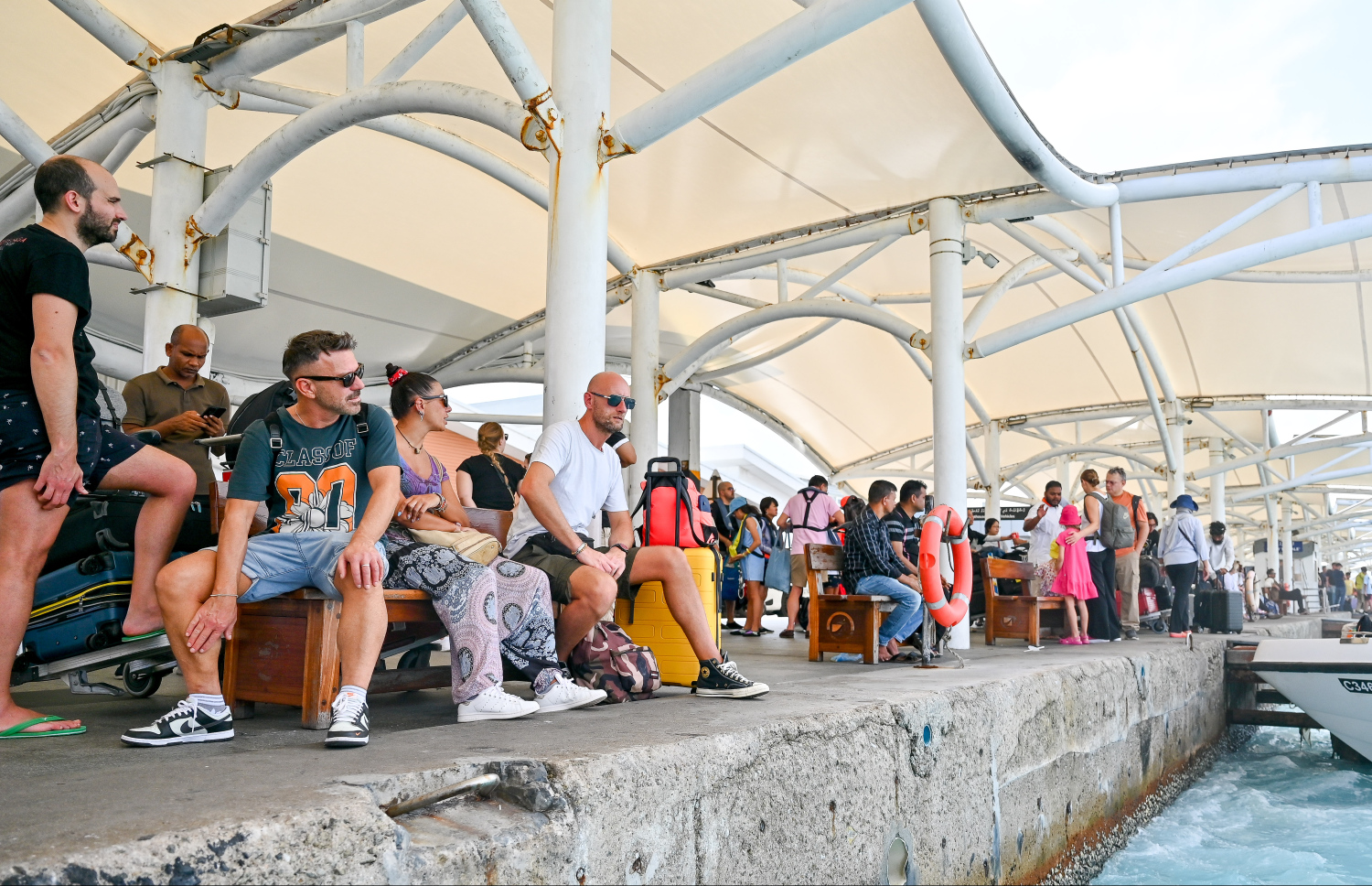 ވެލާނާ އެއާޕޯޓުގައި ޓޫރިސްޓުންތަކެއް މަޑުކޮށްލައިގެން: މި ޑިސެމްބަރު މަހުގެ 28 ވަނަ ދުވަހުގެ ނިޔަލަށް ޖުމްލަ 137 ޖެޓު މޫވްމަންޓްސް ވެލާ އެއާޕޯޓަށް ރިކޯޑް ކުރެވިފައިވާ ކަމަށް އެމްއޭސީއެލުން ބުނޭ. އެކަމަކު މި އަހަރުގެ ޑިސެމްބަރު 28 ގެ ނިޔަލަށް އެކަނިވެސް 148 ޖެޓު މޫވްމަންޓްސް ރިކޯޑްކުރެވިފައިވާ ކަމަށް އެ ކުންފުނިން ބުނި.---ފޮޓޯ: ނިޝާން އަލީ| މިހާރު