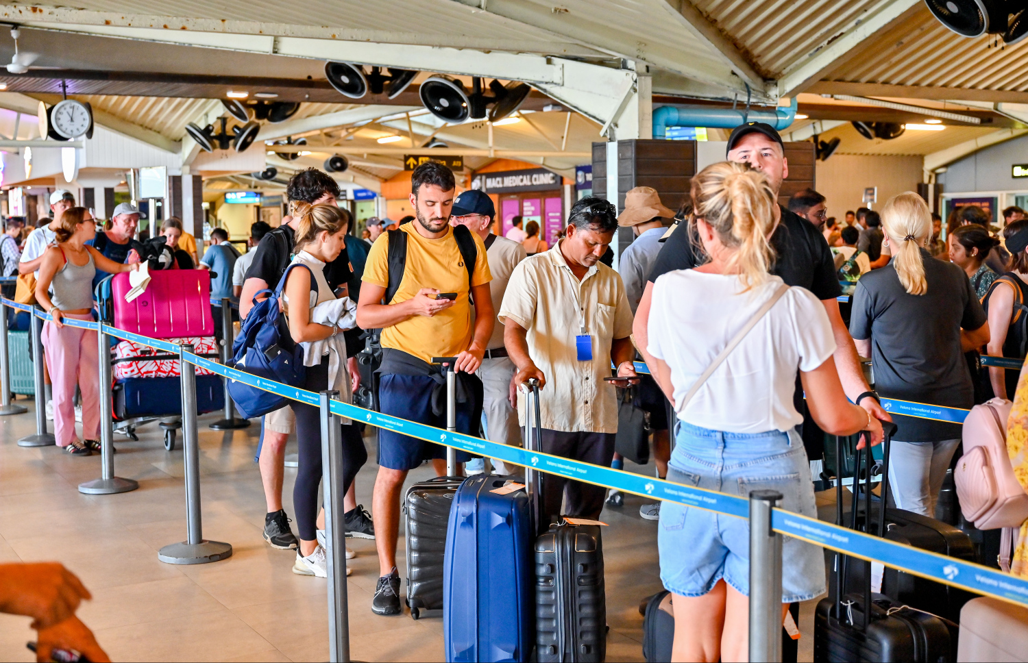 ވެލާނާ އެއާޕޯޓުގެ އިންޓަނޭޝަނަލް ޓާމިނަލުން ދަތުރުކުރާ މީހުން ކިޔޫގައި: މިއީ އެ އެއާޕޯޓުން މި އަހަރު އެންމެ ގިނަ މީހުން ދަތުރުކުރާ އެއް ދުވަސް.-- ފޮޓޯ: ނިޝާން އަލީ | މިހާރު