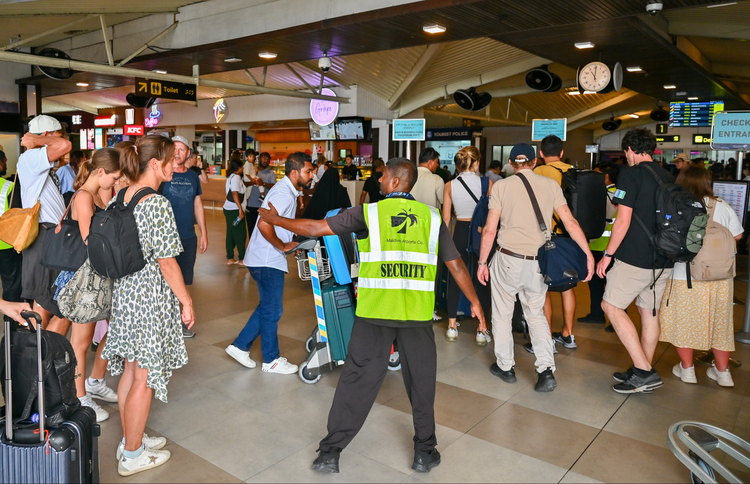 ވެލާނާ އެއާޕޯޓުގެ އިންޓަނޭޝަނަލް ޓާމިނަލުން ދަތުރުކުރާ މީހުން ކިޔޫގައި: މިއީ އެ އެއާޕޯޓުން މި އަހަރު އެންމެ ގިނަ މީހުން ދަތުރުކުރާ އެއް ދުވަސް.-- ފޮޓޯ: ނިޝާން އަލީ | މިހާރު