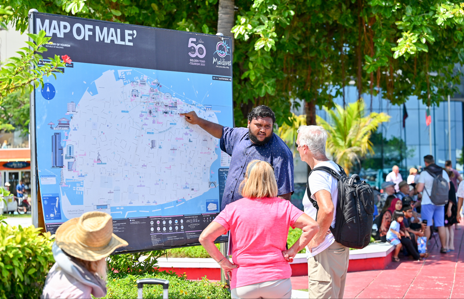 ކްރޫޒްލައިނާތަކުން މާލެ އަށް ފޭބި ތިން ޓޫރިސްޓަކަށް، ޖުމްހޫރީ މައިދާން ސަރަހައްދުގައި ބަހައްޓާފައިވާ މާލޭގެ ޗާޓު ބަލައިގެން ތަންތަން ކިޔައިދެނީ.--- ފޮޓޯ: ނިޝާން އަލީ | މިހާރު