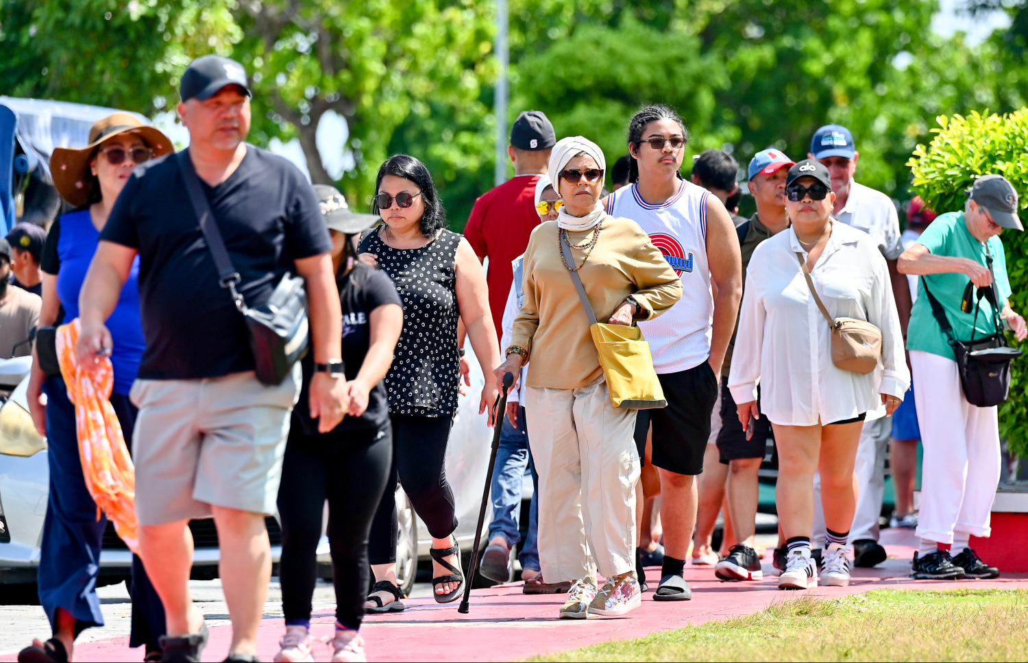 ކްރޫޒްލައިނާތަކުން މާލެއަށް ފޭބި ބައެއް ޓޫރިސްޓުން ޖުމްހޫރީ މައިދާން ސަރަހައްދުގައި.--- ފޮޓޯ: ނިޝާން އަލީ | މިހާރު