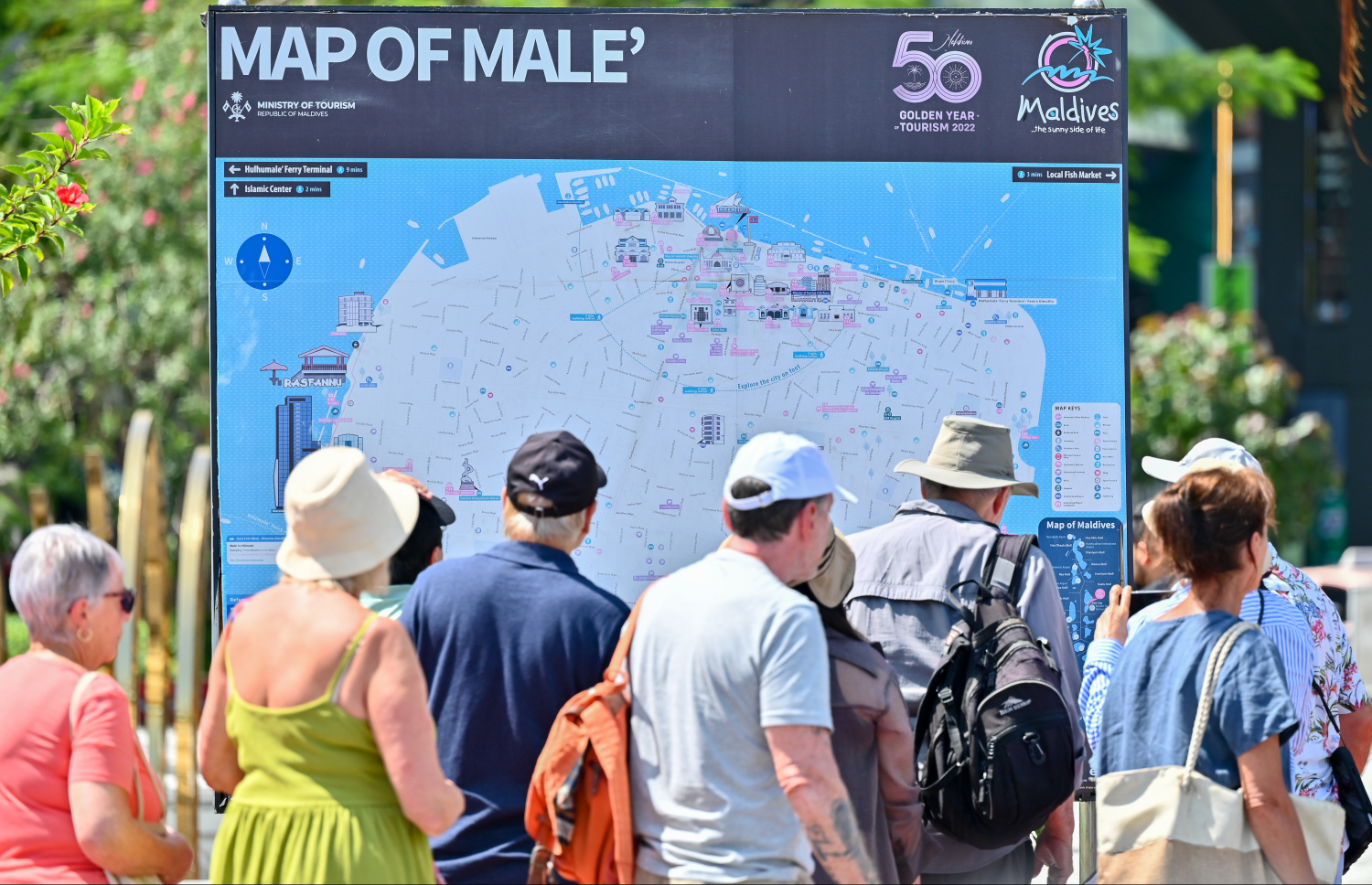 މާލެ ބޭރުގައި އޮތް ދެ ކްރޫޒްލައިނާއިން ޓޫރިސްޓުން އެކްސްކާޝަންތަކަށް މާލެ ފައިބަނީ: މިއީ ރާއްޖޭގެ ޓޫރިޒަމް ވަރަށް ރަނގަޅު ދުވަސްވަރެއް.---ފޮޓޯ: ނިޝާން އަލީ| މިހާރު