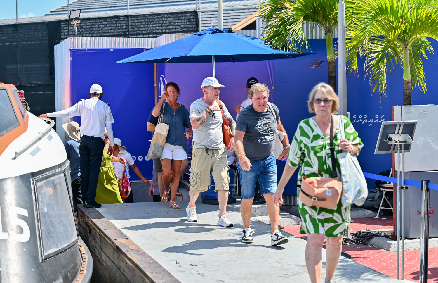 މާލެ ބޭރުގައި އޮތް ދެ ކްރޫޒްލައިނާއިން ޓޫރިސްޓުން އެކްސްކާޝަންތަކަށް މާލެ ފައިބަނީ: މިއީ ރާއްޖޭގެ ޓޫރިޒަމް ވަރަށް ރަނގަޅު ދުވަސްވަރެއް.---ފޮޓޯ: ނިޝާން އަލީ| މިހާރު