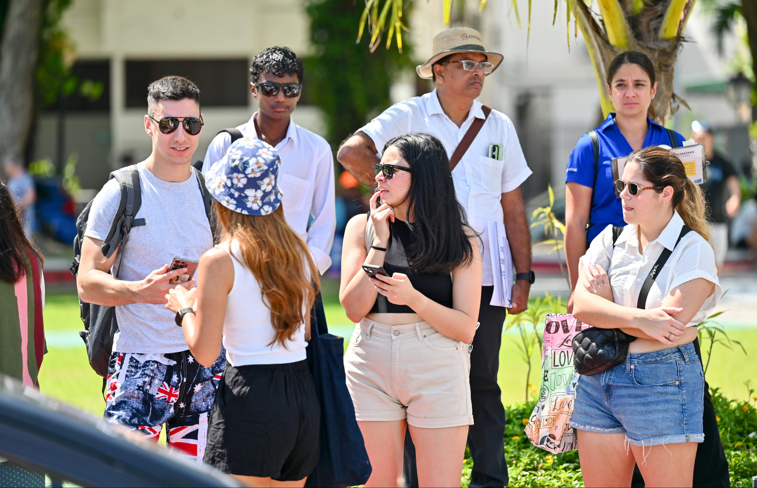 ކްރޫޒްލައިނާތަކުން މާލެއަށް ފޭބި ބައެއް ޓޫރިސްޓުން ޖުމްހޫރީ މައިދާން ސަރަހައްދުގައި މަޑުކޮށްލައިގެން.--- ފޮޓޯ: ނިޝާން އަލީ | މިހާރު