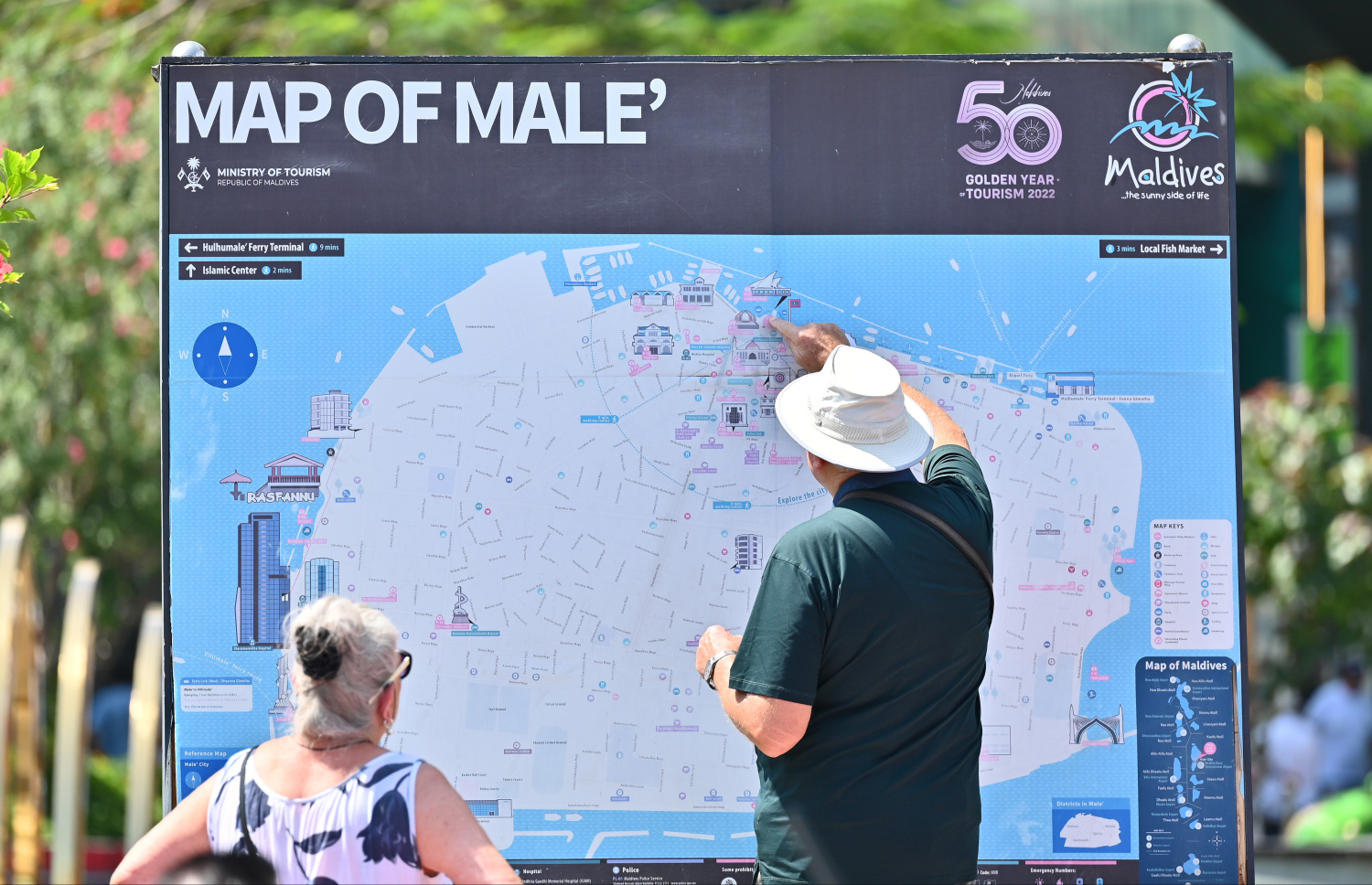 ކްރޫޒްލައިނާތަކުން މާލެ އަށް ފޭބި ދެ ޓޫރިސްޓަކު، ޖުމްހޫރީ މައިދާން ސަރަހައްދުގައި ބަހައްޓާފައިވާ މާލޭގެ ޗާޓުން ތަންތަން ހޯދަނީ.--- ފޮޓޯ: ނިޝާން އަލީ | މިހާރު