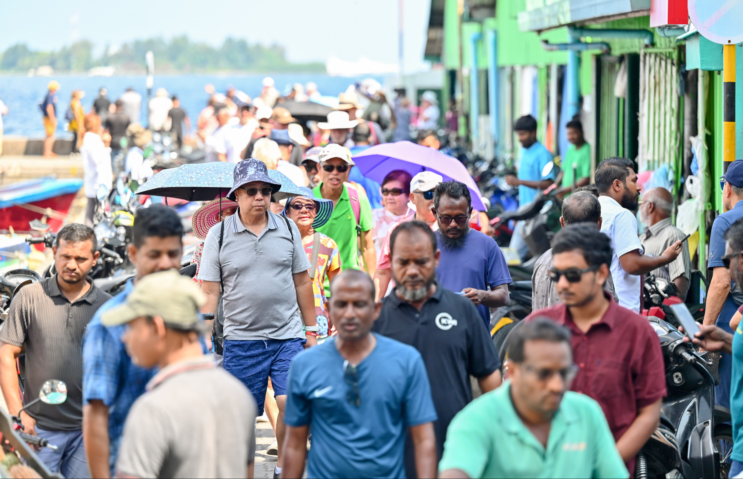 ކްރޫޒްލައިނާތަކުން މާލެ އަށް ފޭބި ބައެއް ޓޫރިސްޓުން މާލޭގެ މަސް މާރުކޭޓުު ސަރަހައްދުގައި ހަރަކާތްތެރިވަނީ.--- ފޮޓޯ: ނިޝާން އަލީ | މިހާރު