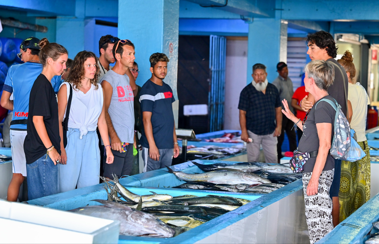 ކްރޫޒްލައިނާތަކުން މާލެ އަށް ފޭބި ބައެއް ޓޫރިސްޓުން މާލޭގެ މަސް މާރުކޭޓުގެ ހަރަކާތްތައް ބަލާލަނީ.--- ފޮޓޯ: ނިޝާން އަލީ | މިހާރު