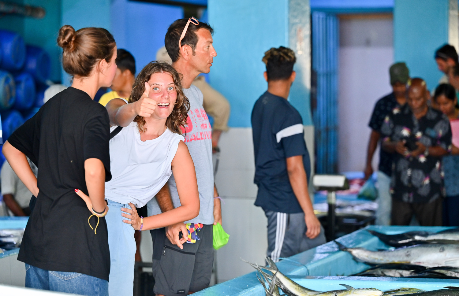 ކްރޫޒްލައިނާތަކުން މާލެ އަށް ފޭބި ބައެއް ޓޫރިސްޓުން މާލޭގެ މަސް މާރުކޭޓުގެ ހަރަކާތްތައް ބަލާލަނީ.--- ފޮޓޯ: ނިޝާން އަލީ | މިހާރު