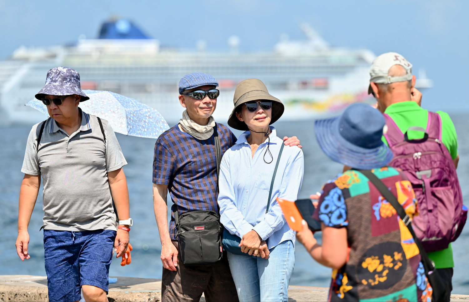 ކްރޫޒްލައިނާތަކުން މާލެއަށް ފޭބި ބައެއް ޓޫރިސްޓުން ލޯކަލް މާރުކޭޓު ސަރަހައްދުގައި.-- ފޮޓޯ: ނިޝާން އަލީ | މިހާރު