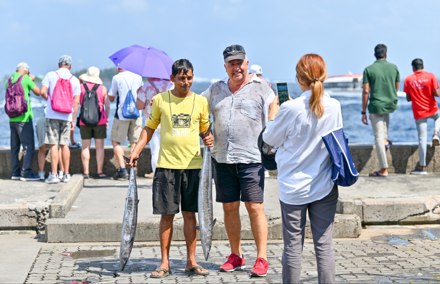 ކްރޫޒްލައިނާތަކުން މާލެ އަށް ފޭބި ދެ ޓޫރިސްޓަކު ފޮޓޯއެއް ނަގަނީ..-- ފޮޓޯ: ނިޝާން އަލީ | މިހާރު