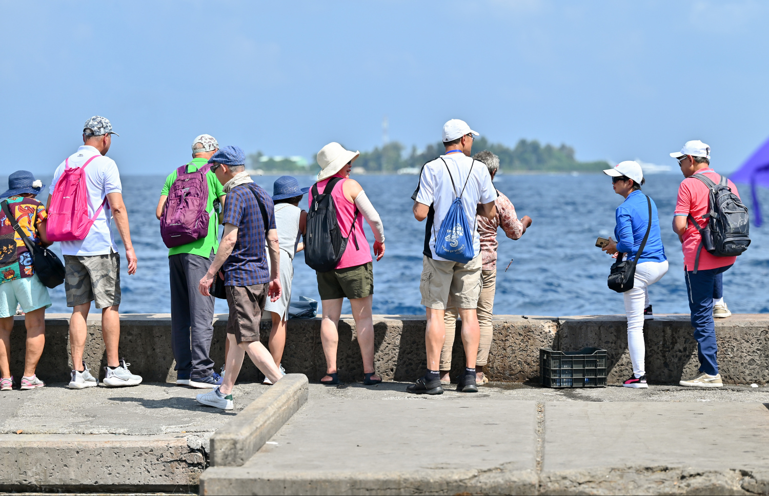 ކްރޫޒްލައިނާތަކުން މާލެ އަށް ފޭބި ބައެއް ޓޫރިސްޓުން ލޯކަލް މާރުކޭޓު ސަރަހައްދުގައި.-- ފޮޓޯ: ނިޝާން އަލީ | މިހާރު