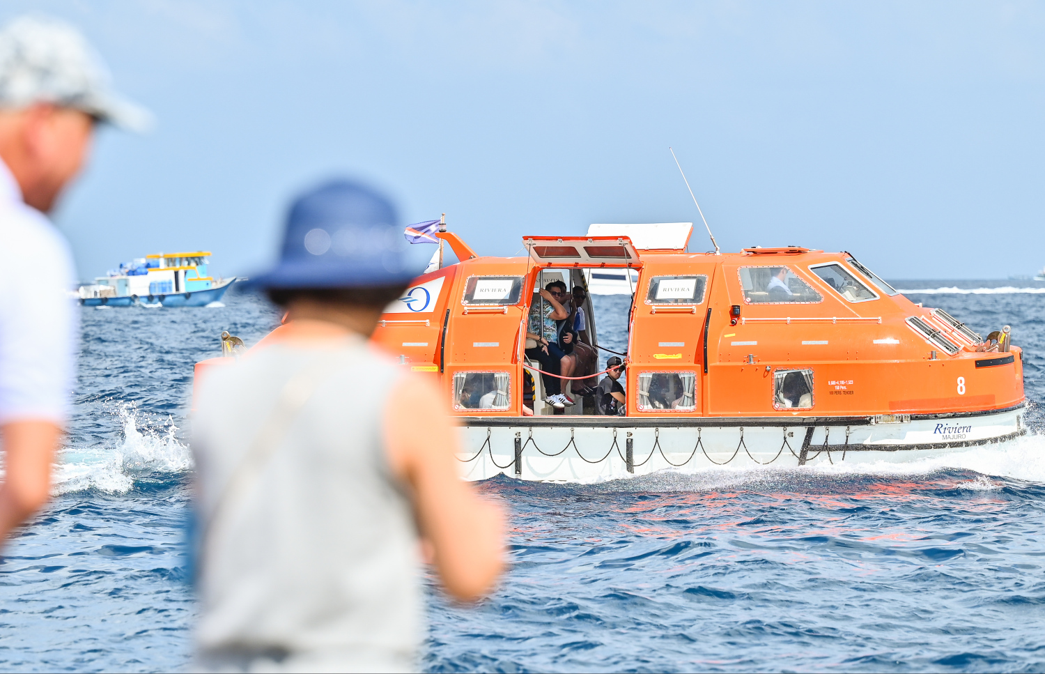 މާލެ ބޭރުގައި އޮތް ދެ ކްރޫޒްލައިނާގެ ޓޫރިސްޓުން އެކްސްކާޝަންތަކަށް މާލެ ފައިބަނީ: އާ އަހަރާ އެކު، ރާއްޖޭގެ ޓޫރިޒަމްގެ ހާލަތު ވަރަށް ބޮޑަށް ވަނީ ރަނގަޅުވެފައި.---ފޮޓޯ: ނިޝާން އަލީ| މިހާރު