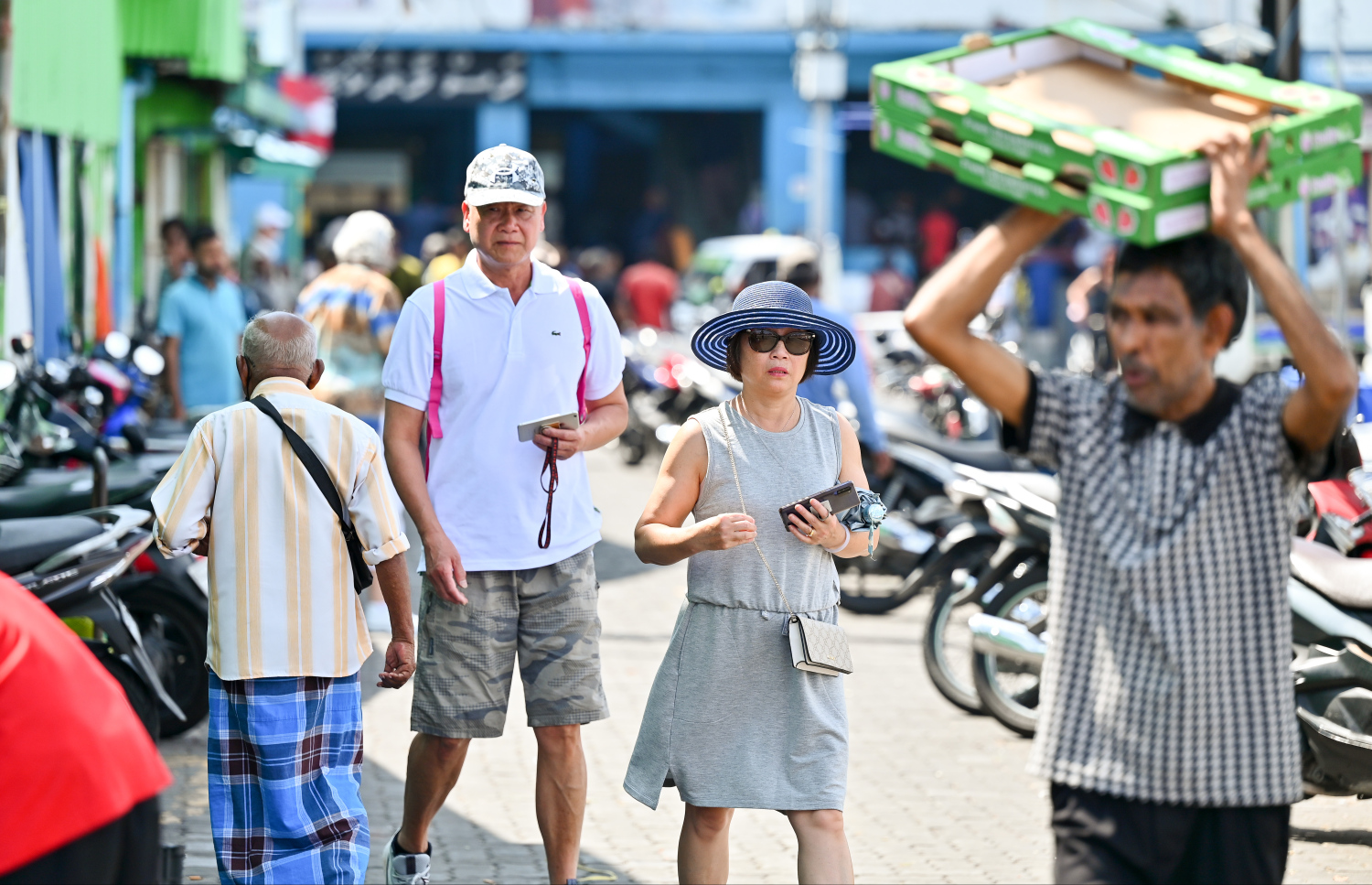 ކްރޫޒްލައިނާތަކުން މާލެ އަށް ފޭބި ބައެއް ޓޫރިސްޓުން ލޯކަލް މާރުކޭޓު ސަރަހައްދުގައި.-- ފޮޓޯ: ނިޝާން އަލީ | މިހާރު