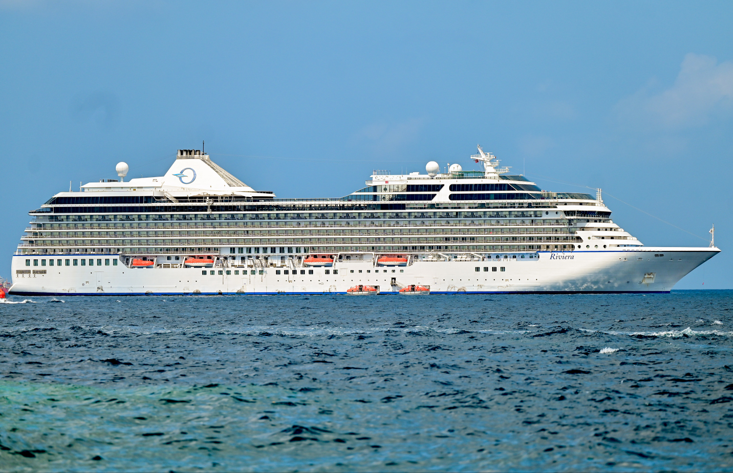 މާލޭގެ ބޭރުން އުތުރު ފަރާތުގައި ބަނދަރުކޮށްފައި އޮތް މާޝަލް އައިލެންޑްސްގައި ރަޖިސްޓަރީ ކޮށްފައިވާ ކްރޫޒްލައިނާ "އޯޝޭނިއާ ރިވިއާ".-- ފޮޓޯ: ނިޝާން އަލީ | މިހާރު