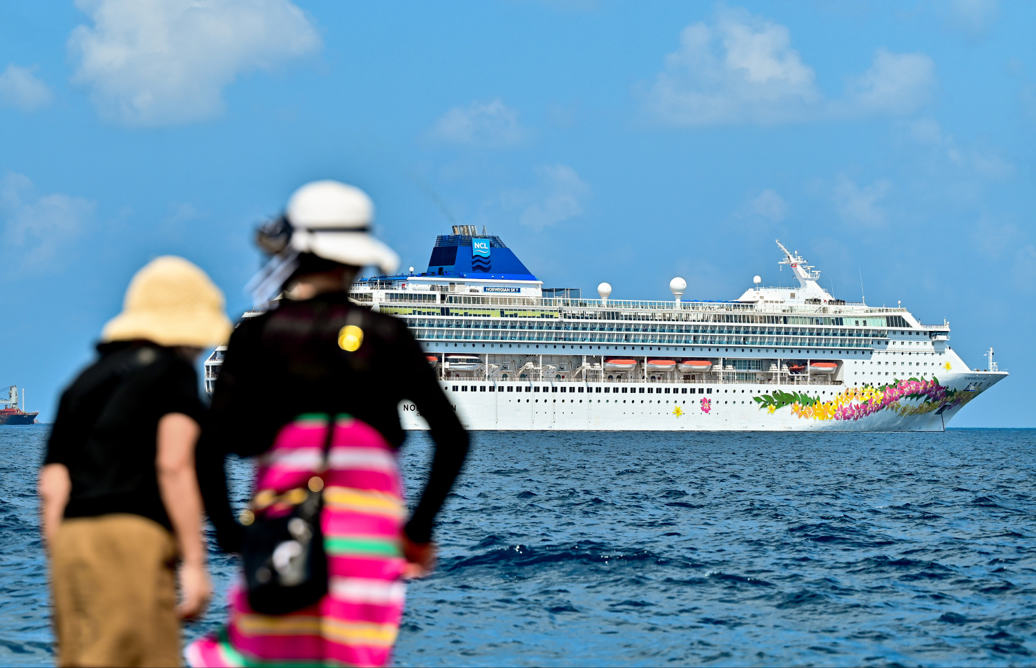 މާލޭގެ ބޭރުން އުތުރު ފަރާތުގައި ބަނަދަރުކުރި، ބަހާމަސްގައި ރަޖިސްޓަރީ ކޮށްފައިވާ ކްރޫޒްލައިނާ "ނޯވިއަން ސްކައި".-- ފޮޓޯ: ނިޝާން އަލީ | މިހާރު