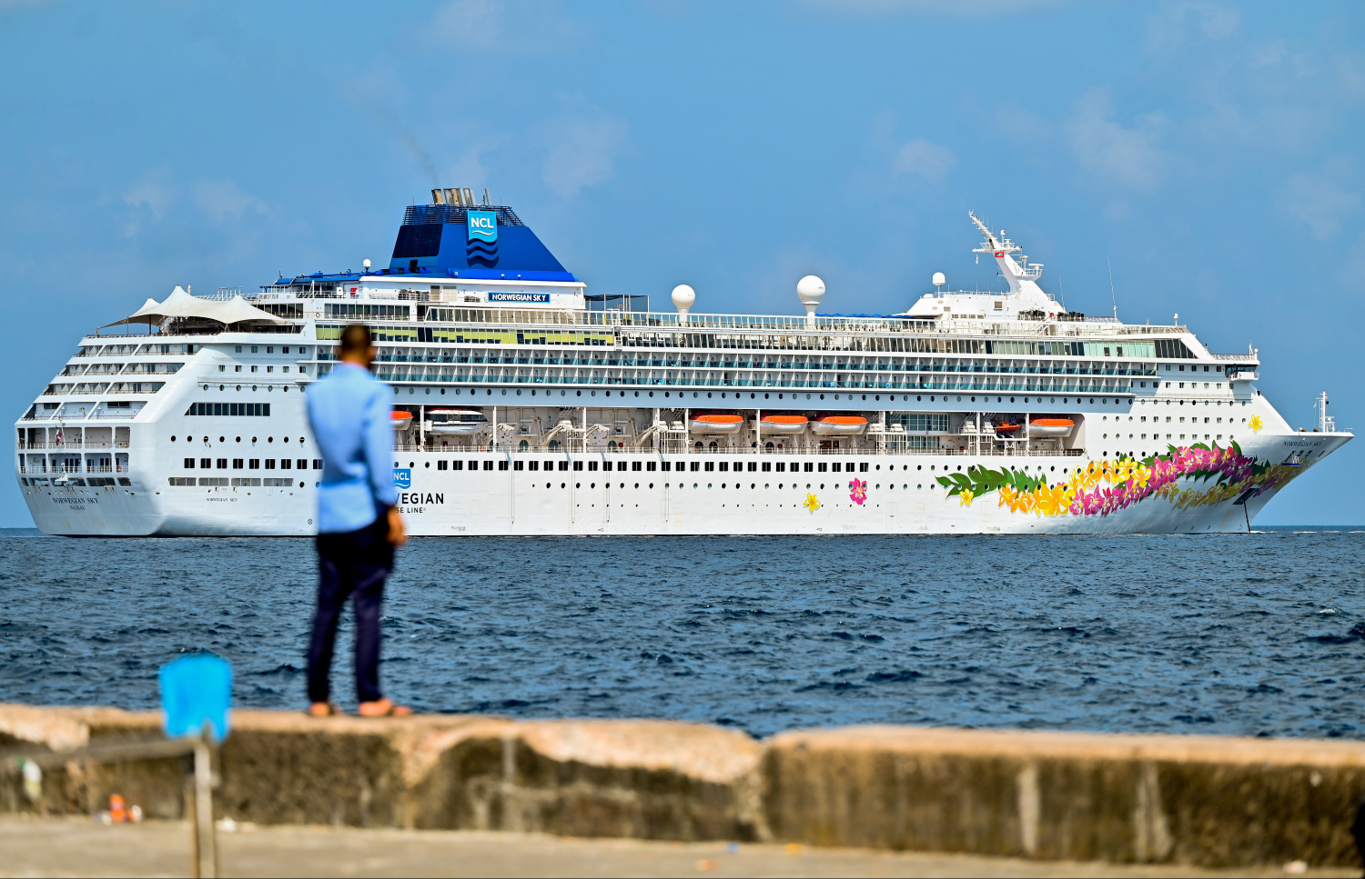 މާލޭގެ ބޭރުން އުތުރު ފަރާތުގައި ބަނަދަރުކުރި، ބަހާމަސްގައި ރަޖިސްޓަރީ ކޮށްފައިވާ ކްރޫޒްލައިނާ "ނޯވިއަން ސްކައި".-- ފޮޓޯ: ނިޝާން އަލީ | މިހާރު