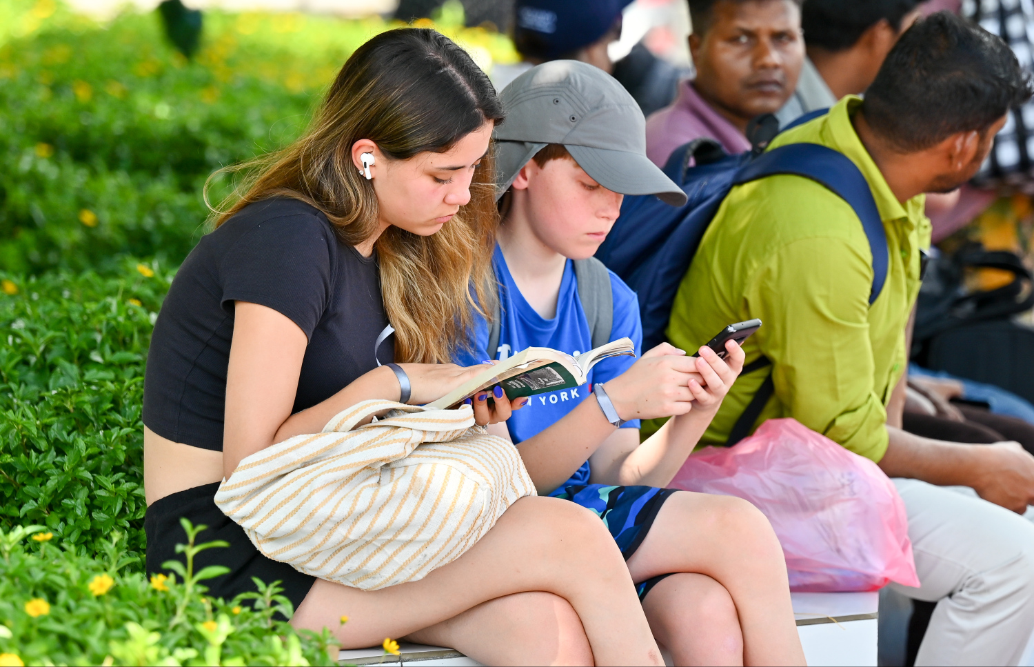 ކްރޫޒްލައިނާތަކުން މާލެއަށް ފޭބި ބައެއް ޓޫރިސްޓުން ޖުމްހޫރީ މައިދާން ސަރަހައްދުގައި މަޑުކޮށްލައިގެން.--- ފޮޓޯ: ނިޝާން އަލީ | މިހާރު