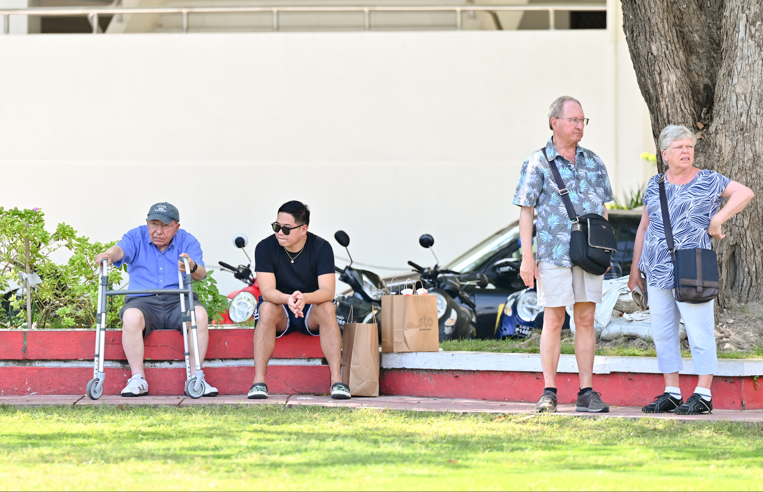 ކްރޫޒްލައިނާތަކުން މާލެއަށް ފޭބި ބައެއް ޓޫރިސްޓުން ޖުމްހޫރީ މައިދާން ސަރަހައްދުގައި.-- ފޮޓޯ: ނިޝާން އަލީ | މިހާރު