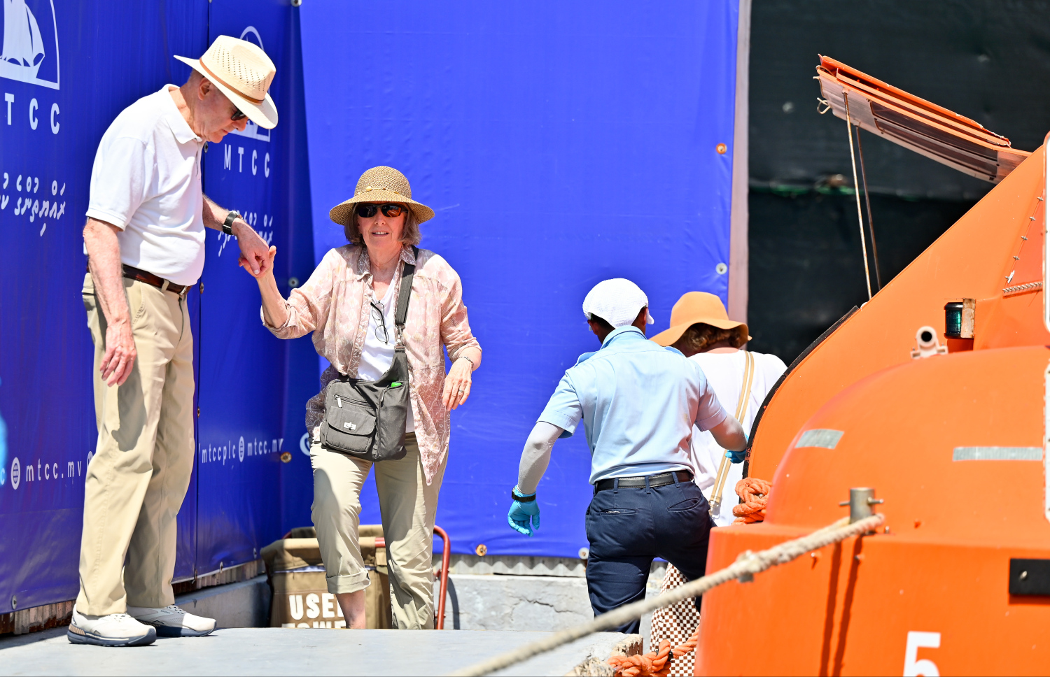 މާލެ ބޭރުގައި އޮތް ދެ ކްރޫޒްލައިނާއިން ޓޫރިސްޓުން އެކްސްކާޝަންތަކަށް މާލެ ފައިބަނީ: މިއީ ރާއްޖޭގެ ޓޫރިޒަމް ވަރަށް ރަނގަޅު ދުވަސްވަރެއް.---ފޮޓޯ: ނިޝާން އަލީ| މިހާރު