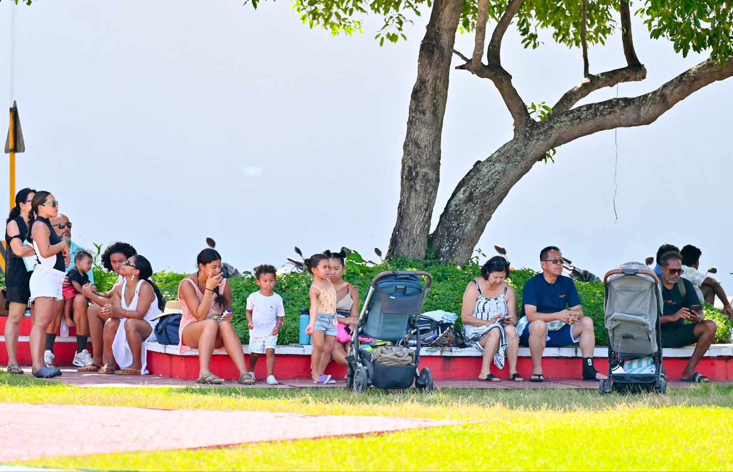 ކްރޫޒްލައިނާތަކުން މާލެއަށް ފޭބި ބައެއް ޓޫރިސްޓުން ޖުމްހޫރީ މައިދާން ސަރަހައްދުގައި މަޑުކޮށްލައިގެން.--- ފޮޓޯ: ނިޝާން އަލީ | މިހާރު