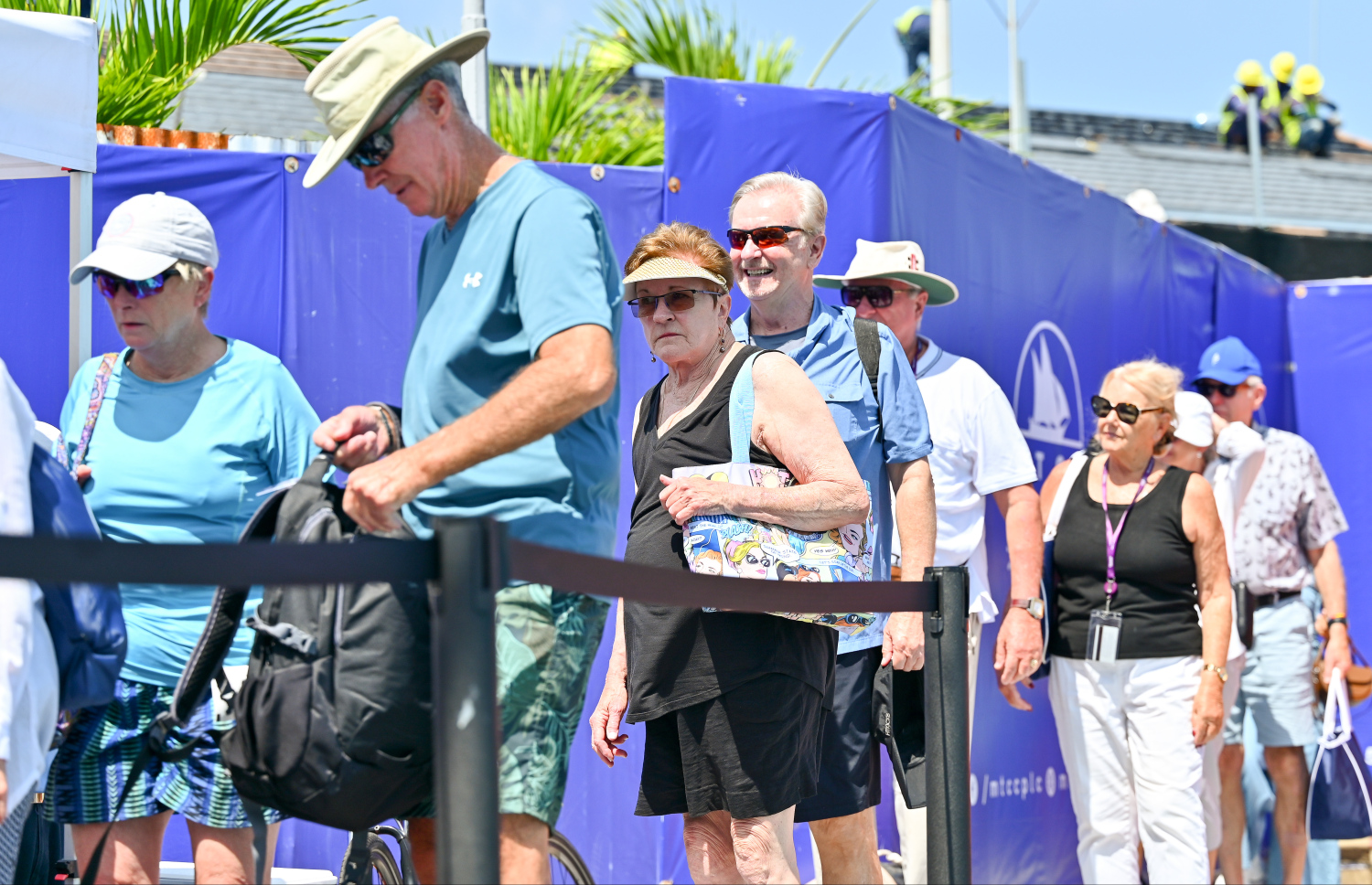 މާލެ ބޭރުގައި އޮތް ދެ ކްރޫޒްލައިނާއިން ޓޫރިސްޓުން އެކްސްކާޝަންތަކަށް މާލެ ފައިބަނީ: މިއީ ރާއްޖޭގެ ޓޫރިޒަމް ވަރަށް ރަނގަޅު ދުވަސްވަރެއް.---ފޮޓޯ: ނިޝާން އަލީ| މިހާރު