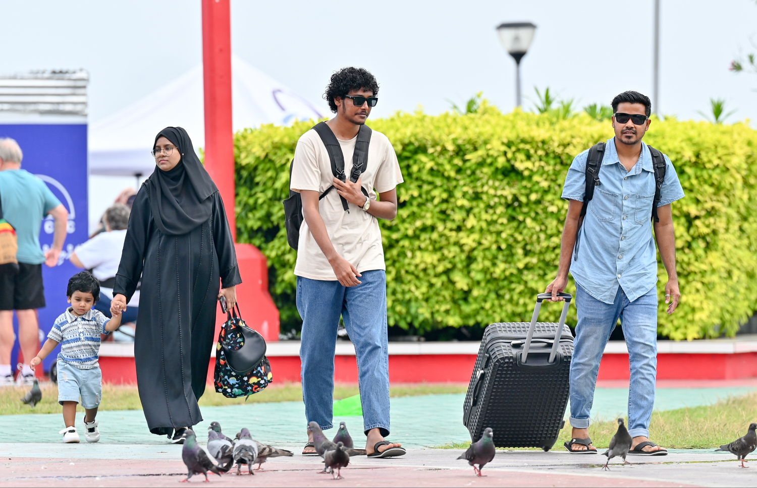 ރަށަކަށް ފުރުމަށްޓަކައި ޖުމްހޫރީ މައިދާން ސަރަހައްދުގައި ބަޔަކު މަޑުކޮށްލައިގެން: އާ އަހަރު ފެށުން ފާހަގަކުރުމާ ދިމާކޮށް ގިނަ ބަޔަކު ވަނީ ބައެއް ރަށްރަށާއި ރިސޯޓުތަކަށް ގޮސްފައި.---ފޮޓޯ: ނިޝާން އަލީ | މިހާރު