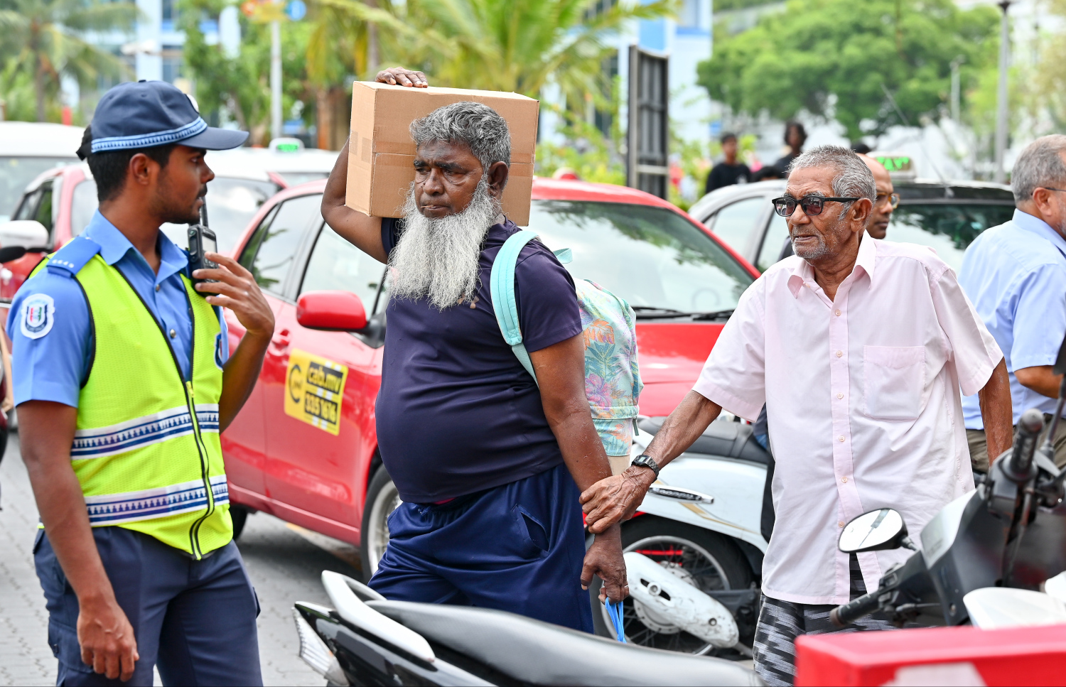 ރަށަކަށް ފުރުމަށްޓަކައި އުމުރުން ދުވަސްވީ މީހަކު ގޮވައިގެން މީހަކު ދަނީ: އާ އަހަރު ފެށުން ފާހަގަކުރުމާ ދިމާކޮށް ގިނަ ބަޔަކު ވަނީ ބައެއް ރަށްރަށާއި ރިސޯޓުތަކަށް ގޮސްފައި.---ފޮޓޯ: ނިޝާން އަލީ | މިހާރު