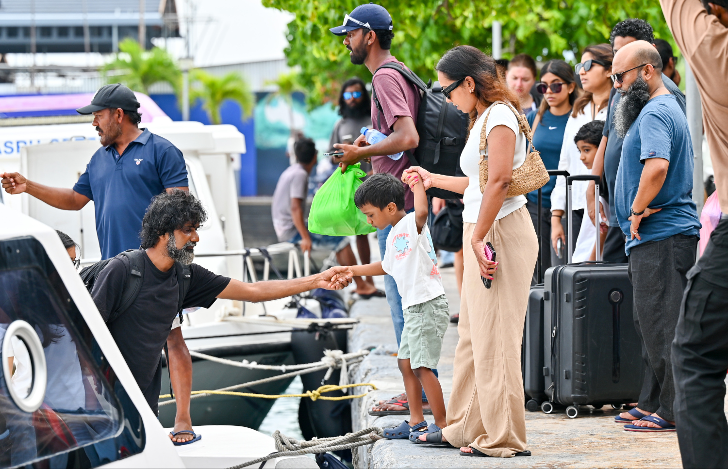 ރަށަކަށް ފުރުމަށްޓަކައި ބަޔަކު ލޯންޗަކަށް އަރަނީ: އާ އަހަރު ފެށުން ފާހަގަކުރުމާ ދިމާކޮށް ގިނަ ބަޔަކު ވަނީ ބައެއް ރަށްރަށާއި ރިސޯޓުތަކަށް ގޮސްފައި.---ފޮޓޯ: ނިޝާން އަލީ | މިހާރު