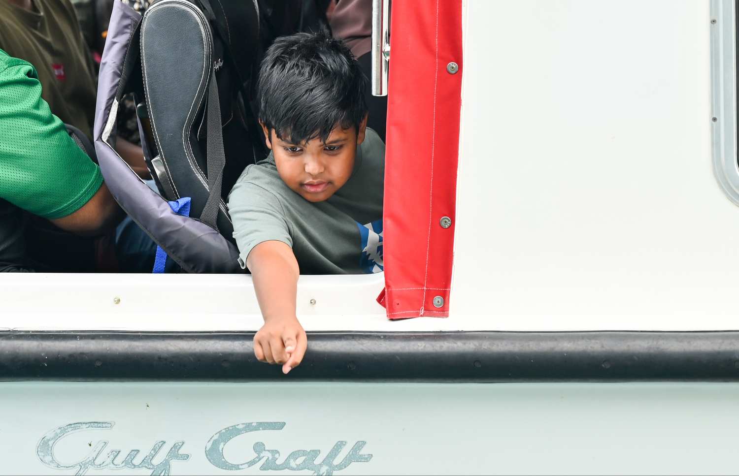 ރަށަކަށް ފުރުމަށްޓަކައި ކުޑަކުއްޖަކު ލޯންޗުގައި: އާ އަހަރު ފެށުން ފާހަގަކުރުމާ ދިމާކޮށް ގިނަ ބަޔަކު ވަނީ ބައެއް ރަށްރަށާއި ރިސޯޓުތަކަށް ގޮސްފައި.---ފޮޓޯ: ނިޝާން އަލީ | މިހާރު