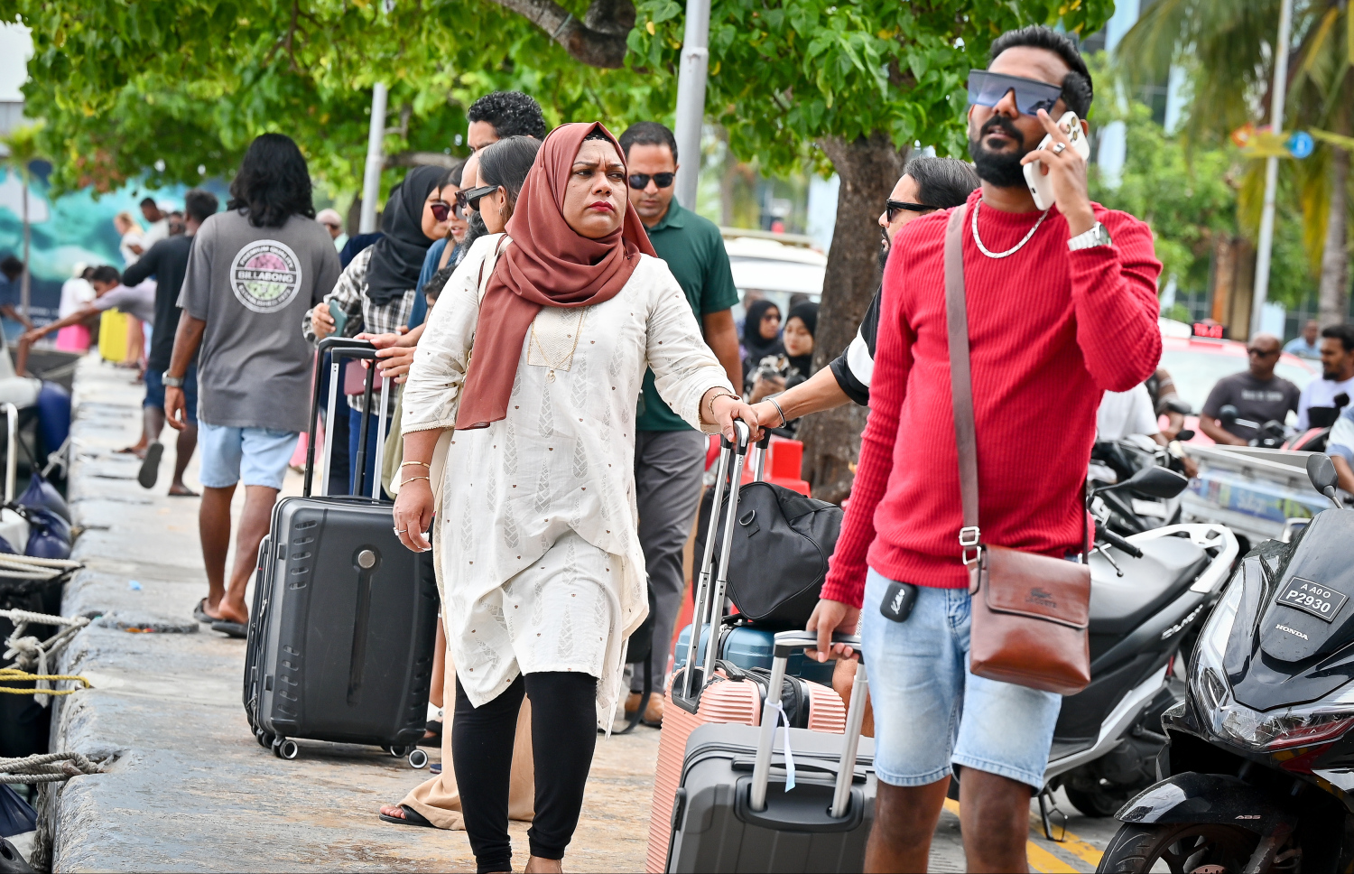 ރަށަކަށް ފުރުމަށްޓަކައި ބަޔަކު ބަނދަރުމަތީގައި މަޑުކޮށްލައިގެން: އާ އަހަރު ފެށުން ފާހަގަކުރުމާ ދިމާކޮށް ގިނަ ބަޔަކު ވަނީ ބައެއް ރަށްރަށާއި ރިސޯޓުތަކަށް ގޮސްފައި.---ފޮޓޯ: ނިޝާން އަލީ | މިހާރު