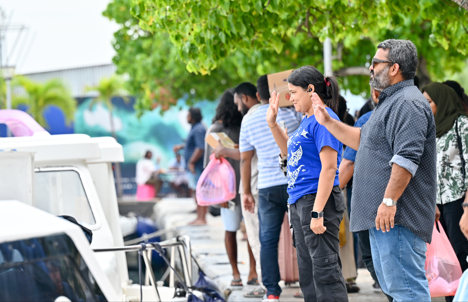 އާ އަހަރުގެ ފެށުން ފާހަގަކުރުމަށް މާލެއިން ދާ އާއިލާއެެއްގެ ބަޔަކު ބަނދަރުމަޓީގައި މަޑުކޮށްލައިގެން.---ފޮޓޯ: ނިޝާން އަލީ | މިހާރު