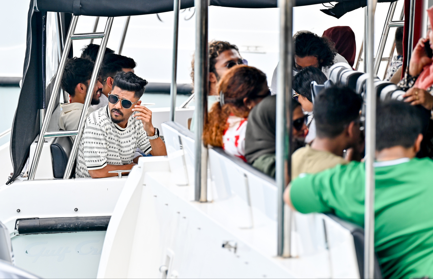 އާ އަހަރުގެ ފެށުން ފާހަގަކުރުމަށް މާލެއިން ދާ އާއިލާއެެއްގެ ބަޔަކު ލޯންޗުގައި.---ފޮޓޯ: ނިޝާން އަލީ | މިހާރު