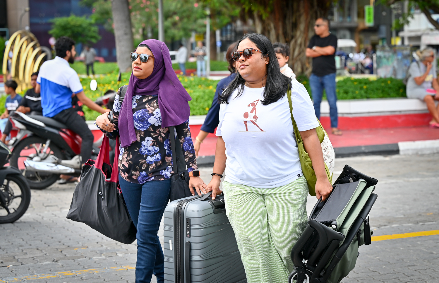 އަންނަ އަންގާރަ ދުވަހު ފާހަގަކުރާ މި އަހަރުގެ ބޮޑު އީދު ޗުއްޓީއަށް ތަނަކަށް ދާ އާއިލާއެއްގެ ބަޔަކު ލޯންޗުގެ އިންތިޒާރުގައި މަޑުކޮށްލައިގެން.---ފޮޓޯ: ނިޝާން އަލީ | މިހާރު