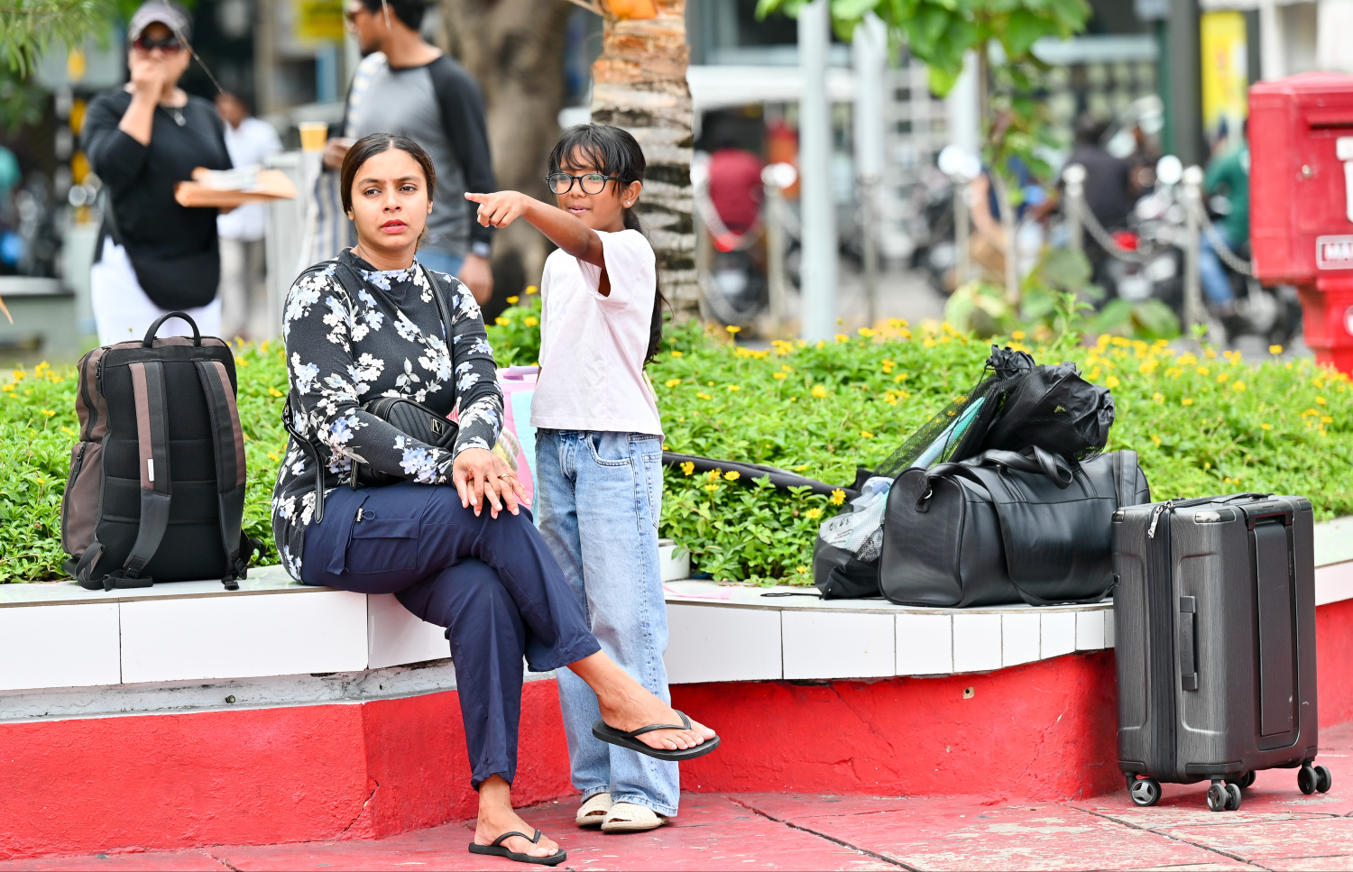 ރަށަކަށް ފުރުމަށްޓަކައި ބަޔަކު ބަނދަރުމަތީގައި މަޑުކޮށްލައިގެން: އާ އަހަރު ފެށުން ފާހަގަކުރުމާ ދިމާކޮށް ގިނަ ބަޔަކު ވަނީ ބައެއް ރަށްރަށާއި ރިސޯޓުތަކަށް ގޮސްފައި.---ފޮޓޯ: ނިޝާން އަލީ | މިހާރު