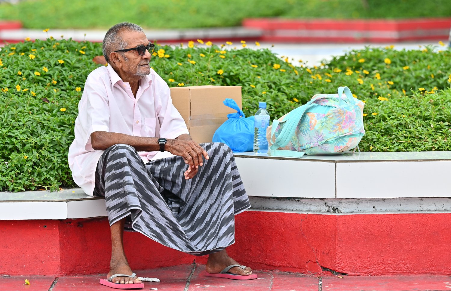 ރަށަކަށް ފުރުމަށްޓަކައި އުމުރުން ދުވަސްވީ މީހަކު ލޯންޗުގެ އިންތިޒާރުގައި ބަނދަރުމަތީގައި މަޑުކޮށްލައިގެން: އާ އަހަރު ފެށުން ފާހަގަކުރުމާ ދިމާކޮށް ގިނަ ބަޔަކު ވަނީ ބައެއް ރަށްރަށާއި ރިސޯޓުތަކަށް ގޮސްފައި.---ފޮޓޯ: ނިޝާން އަލީ | މިހާރު