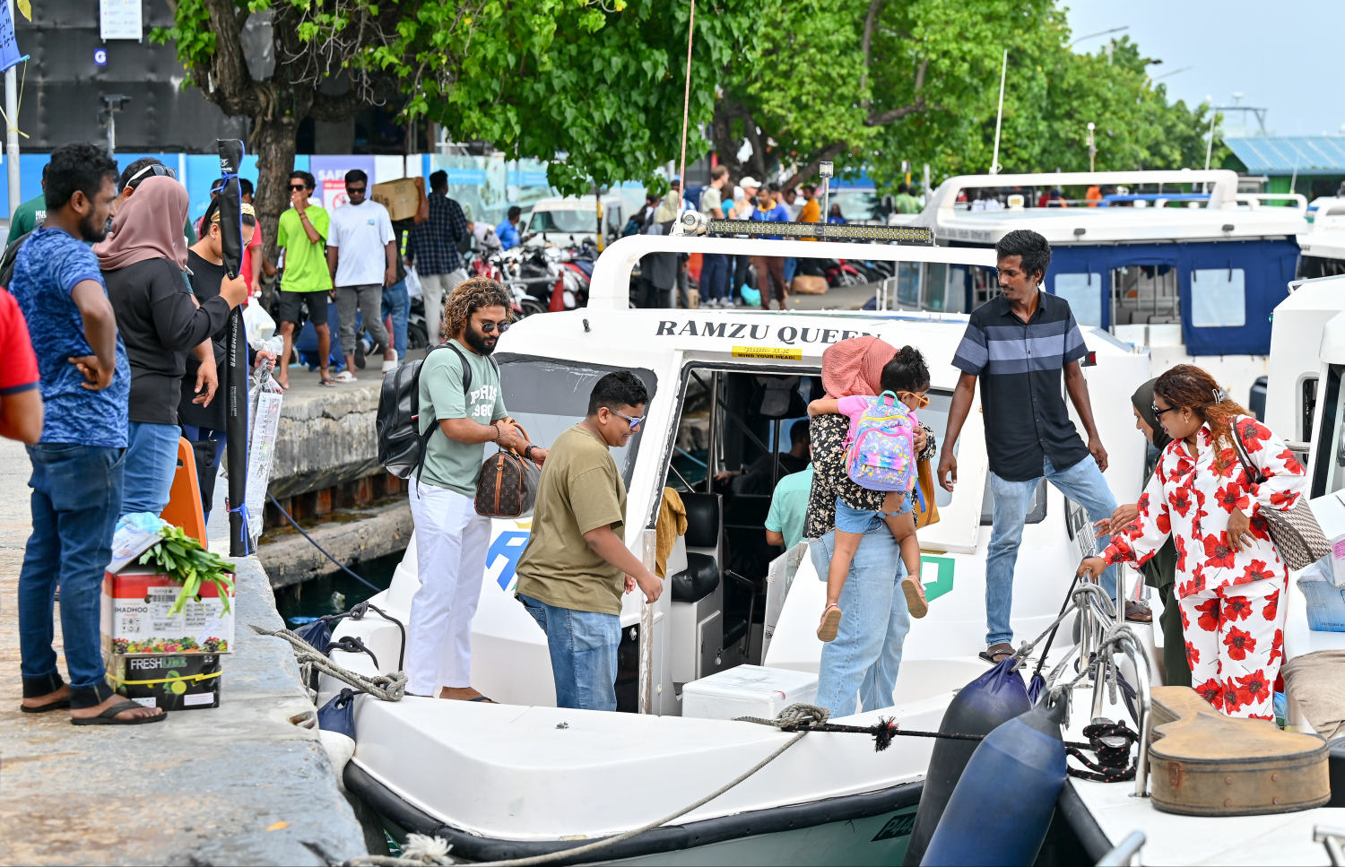 ރަށަކަށް ފުރުމަށްޓަކައި ބަޔަކު ލޯންޗަކަށް އަރަނީ: އާ އަހަރު ފެށުން ފާހަގަކުރުމާ ދިމާކޮށް ގިނަ ބަޔަކު ވަނީ ބައެއް ރަށްރަށާއި ރިސޯޓުތަކަށް ގޮސްފައި.---ފޮޓޯ: ނިޝާން އަލީ | މިހާރު