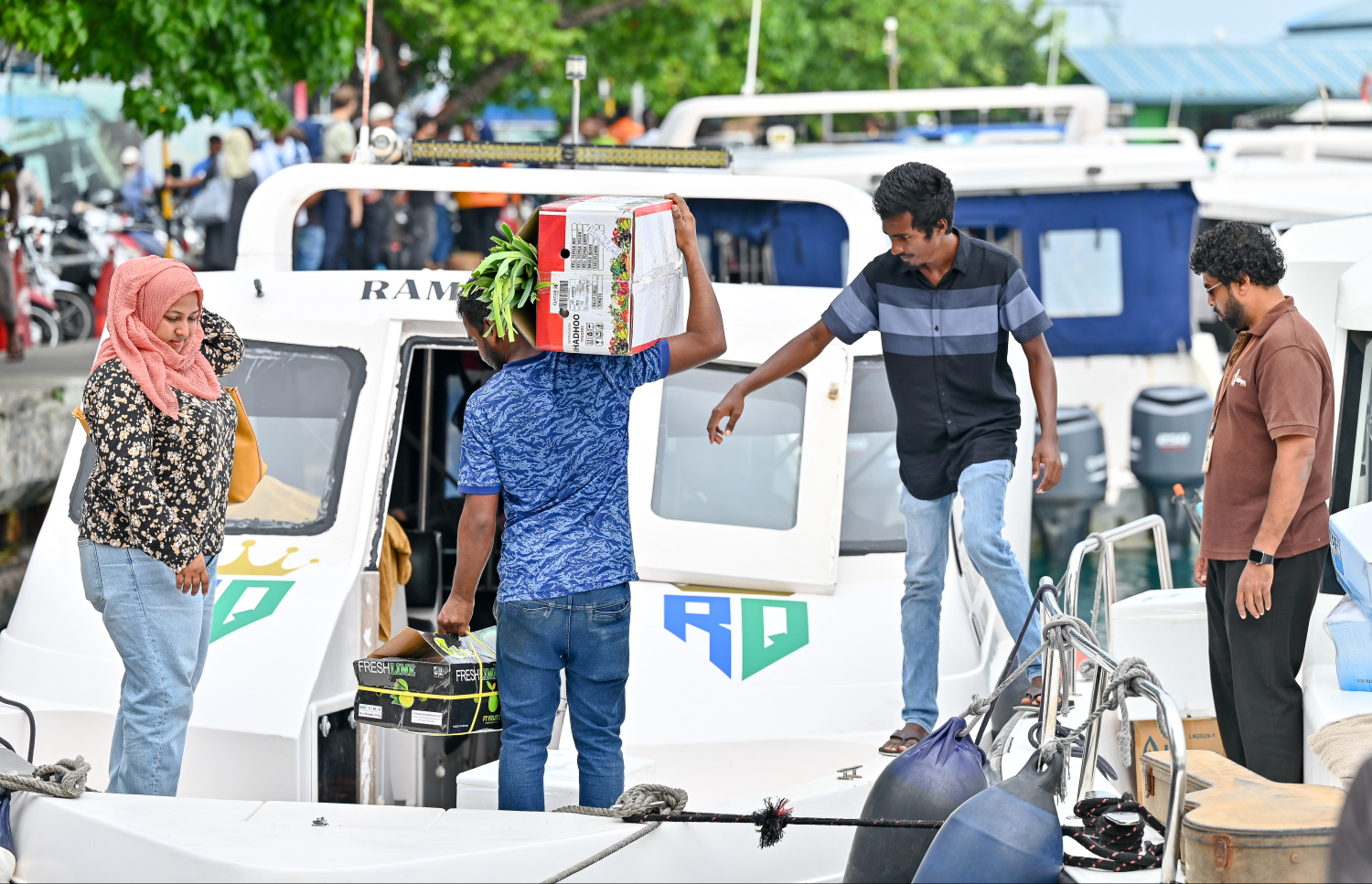 މާލެއިން ފުރާ ލޯންޗަކަށް މީހަކު މުދާ އަރުވަނީ: އާ އަހަރު ފެށުން ފާހަގަކުރުމާ ދިމާކޮށް ގިނަ ބަޔަކު ވަނީ ބައެއް ރަށްރަށާއި ރިސޯޓުތަކަށް ގޮސްފައި.---ފޮޓޯ: ނިޝާން އަލީ/މިހާރު