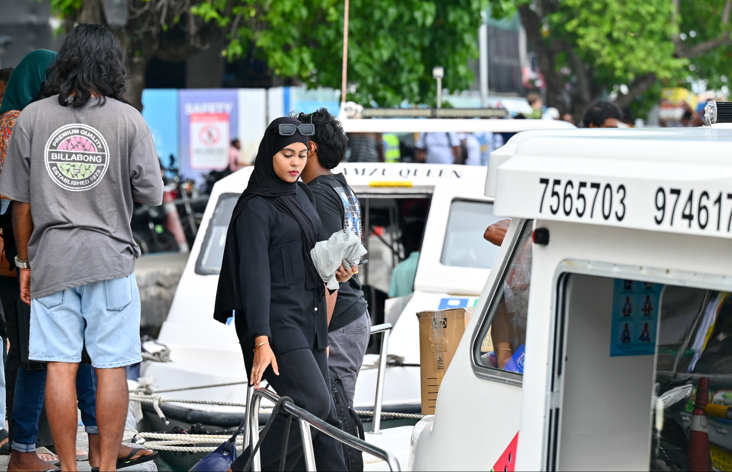 ރަށަކަށް ފުރުމަށްޓަކައި ބަޔަކު ލޯންޗަކަށް އަރަނީ: އާ އަހަރު ފެށުން ފާހަގަކުރުމާ ދިމާކޮށް ގިނަ ބަޔަކު ވަނީ ބައެއް ރަށްރަށާއި ރިސޯޓުތަކަށް ގޮސްފައި.---ފޮޓޯ: ނިޝާން އަލީ | މިހާރު