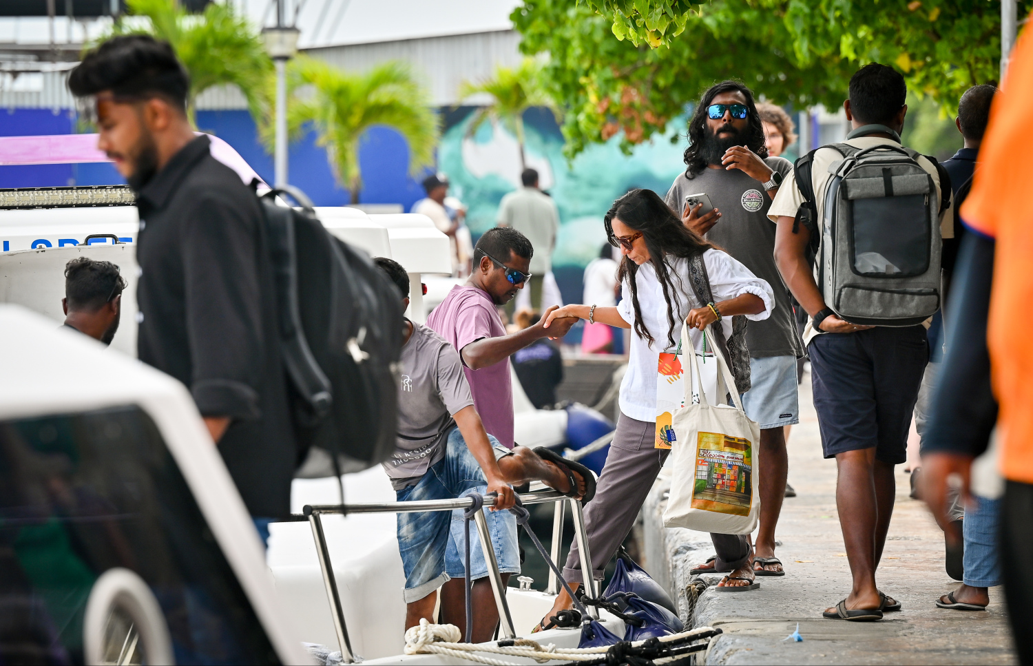 ރަށަކަށް ފުރުމަށްޓަކައި ބަޔަކު ލޯންޗަކަށް އަރަނީ: އާ އަހަރު ފެށުން ފާހަގަކުރުމާ ދިމާކޮށް ގިނަ ބަޔަކު ވަނީ ބައެއް ރަށްރަށާއި ރިސޯޓުތަކަށް ގޮސްފައި.---ފޮޓޯ: ނިޝާން އަލީ | މިހާރު